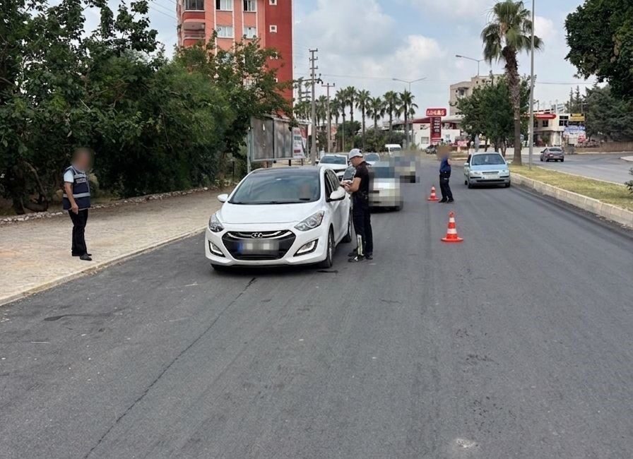 Adana’nın Kozan ilçesinde polis tarafından gerçekleştirilen “Güven Uygulamaları” operasyonu kapsamında