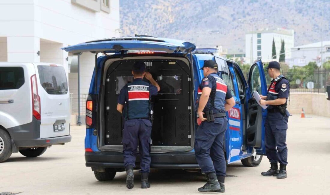 Adana’nın Kozan ilçesinde, hakkında kesinleşmiş hapis cezası bulunan iki firari