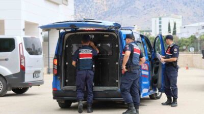 Adana’nın Kozan ilçesinde, hakkında kesinleşmiş hapis cezası bulunan iki firari