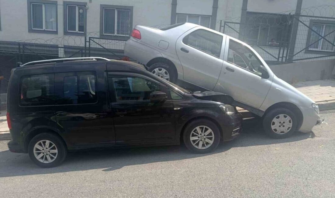 Küçükçekmece’de bir otomobil, dik rampayı tırmanmaya çalışırken geri geri kayarak