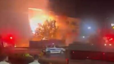 Küçükçekmece ilçesinde bir elektrik trafosu, gece saatlerinde bomba gibi patladı.