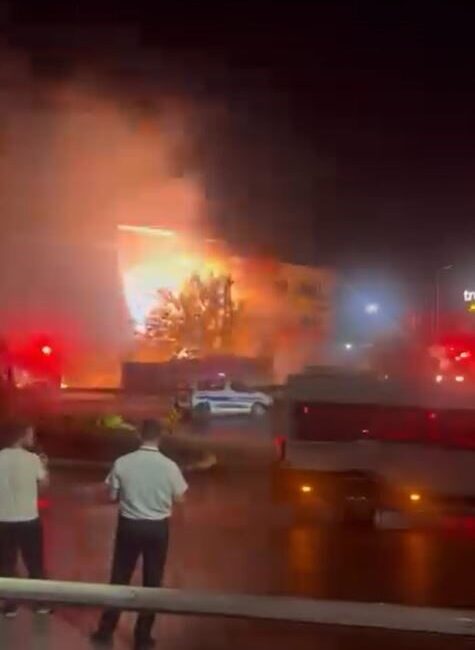 Küçükçekmece ilçesinde bir elektrik trafosu, gece saatlerinde bomba gibi patladı.