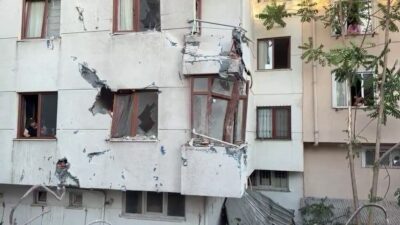 Küçükçekmece’de kentsel dönüşüm projesi kapsamında yıkımı gerçekleştirilen 5 katlı bir