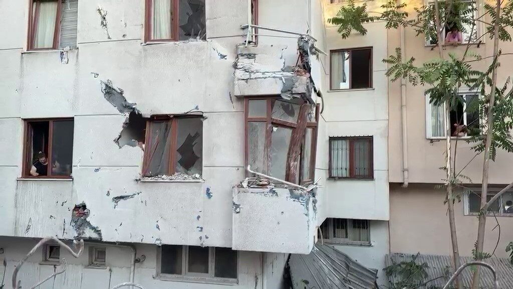 Küçükçekmece’de kentsel dönüşüm projesi kapsamında yıkımı gerçekleştirilen 5 katlı bir