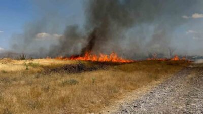 Kulu ilçesinde meydana gelen anız yangını, kısa sürede itfaiye ekipleri