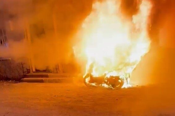 Kulu ilçesine bağlı Karacadağ Mahallesi’nde, bir elektrikli motosiklet alev aldı