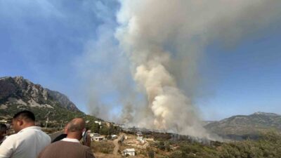 Antalya’nın Kumluca ilçesindeki ormanlık alanda çıkan yangınla mücadele devam ediyor.