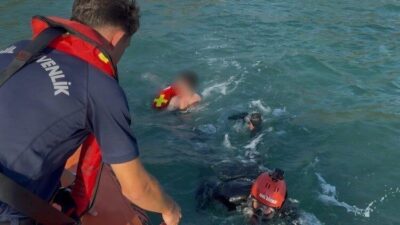 Kuşadası ilçesine bağlı Aydın’da, kürek sörfü yaparken denizde sürüklenen ve