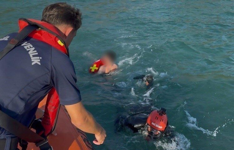 Kuşadası ilçesine bağlı Aydın’da, kürek sörfü yaparken denizde sürüklenen ve