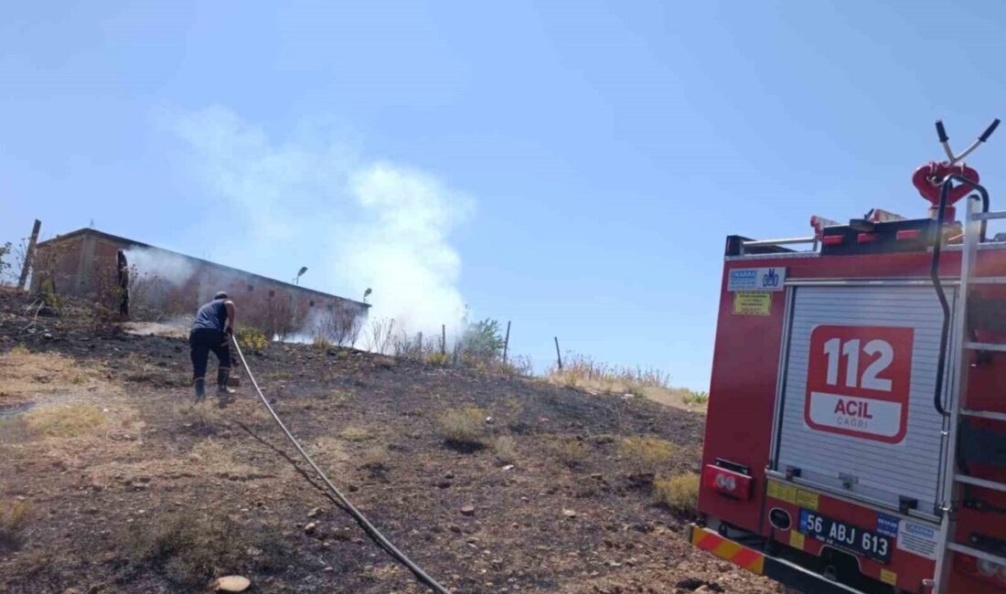 Siirt’in Kurtalan ilçesinde, Çakıllı köyünde meydana gelen anız yangını, rüzgarın