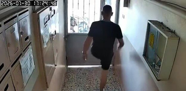 Bursa’da, bir kurye paket teslimatı sonrasında kapıyı açmaya çalışırken ilginç