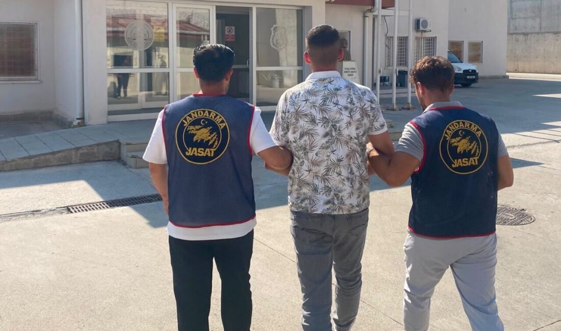 Kuşadası ilçesinde polis ekipleri tarafından aranan ve 20 yıl hapis