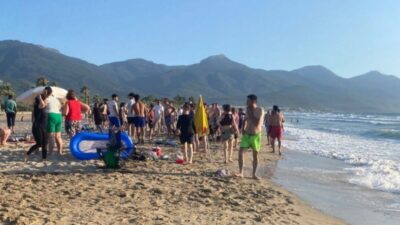 Kuşadası’nda bugün sabah saatlerinden itibaren etkili olan şiddetli rüzgar ve