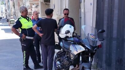Kuşadası ilçesinde gerçekleşen bir trafik denetiminde, polis ekipleri tarafından dur