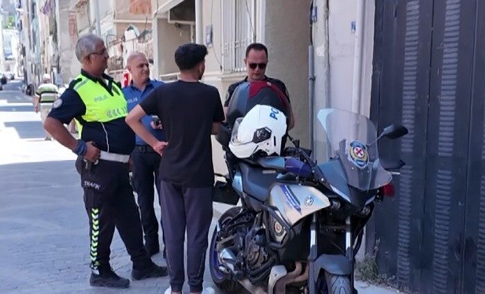 Kuşadası ilçesinde gerçekleşen bir trafik denetiminde, polis ekipleri tarafından dur