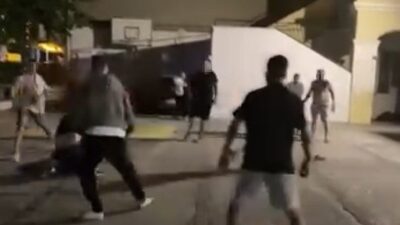 Kuşadası’nda yaz aylarında otopark olarak hizmet veren bir okul bahçesinde