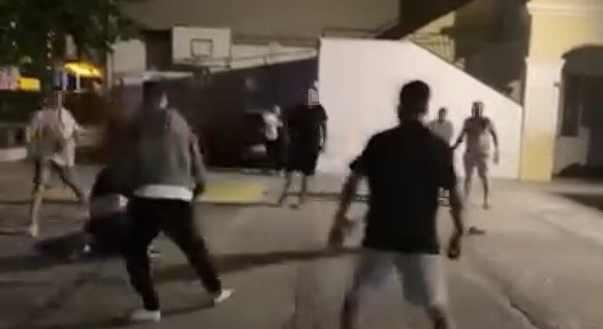 Kuşadası’nda yaz aylarında otopark olarak hizmet veren bir okul bahçesinde