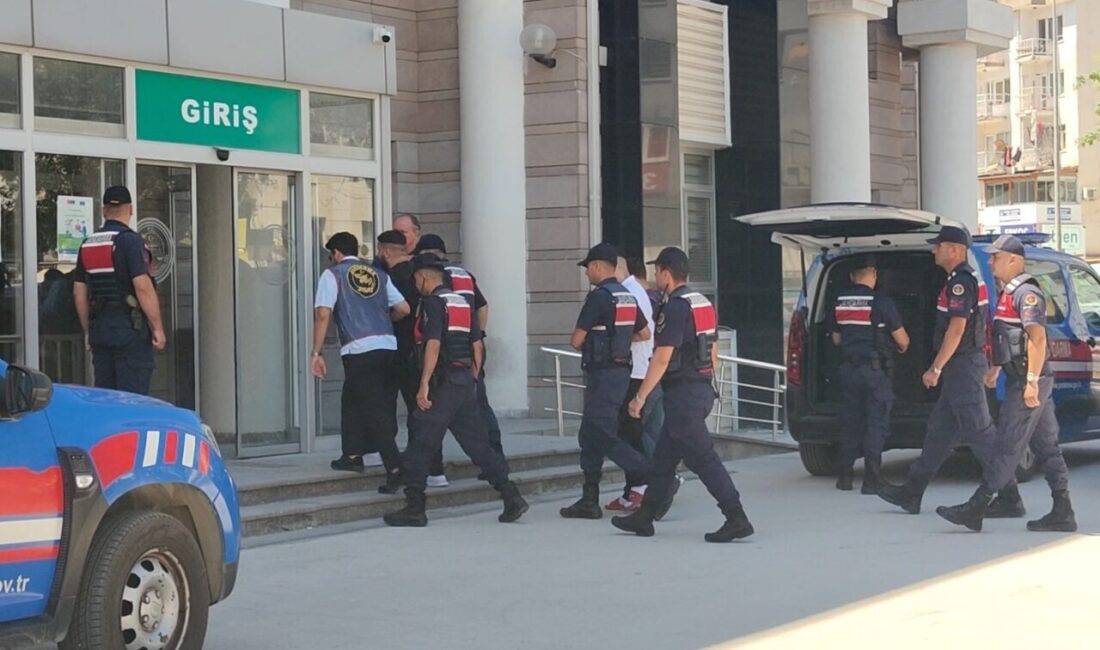Kuşadası ilçesinde jandarma tarafından gerçekleştirilen operasyonda, suç kaydı bulunan ve