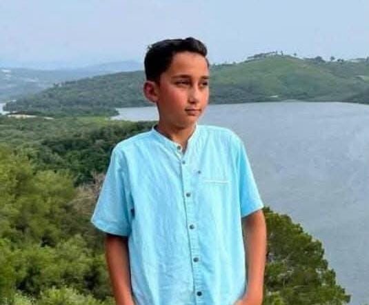 Adana’nın İmamoğlu ilçesinde, 12 yaşındaki Oğuzhan Büyümez’in kuşlarla oynarken dengesini