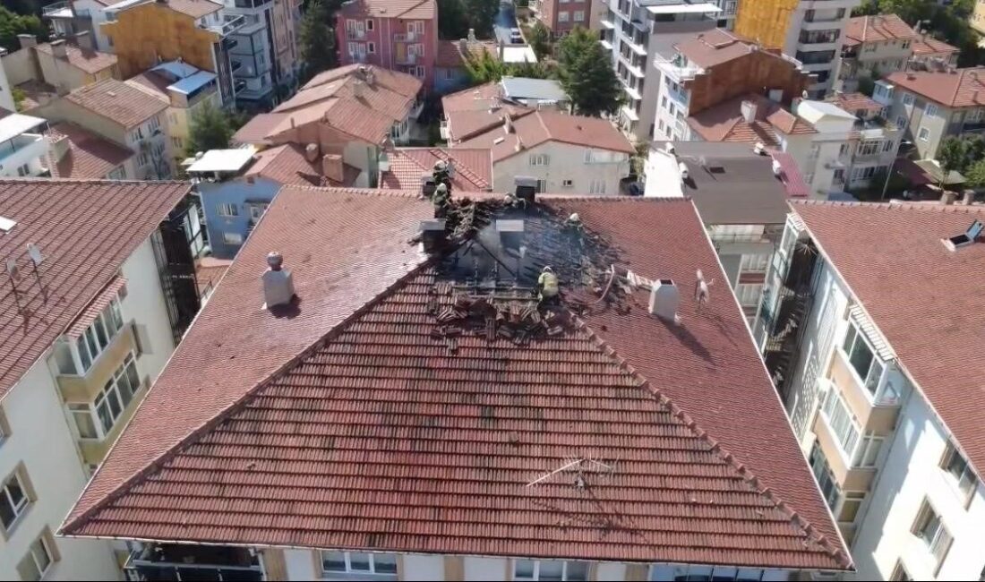 Kütahya’da bir apartmanın çatısına yıldırım düşmesi sonucu yangın çıktı, ancak