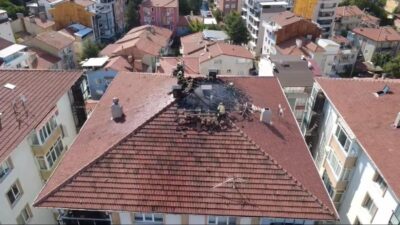 Kütahya’da bir apartmanın çatısına yıldırım düşmesi sonucu yangın çıktı, ancak