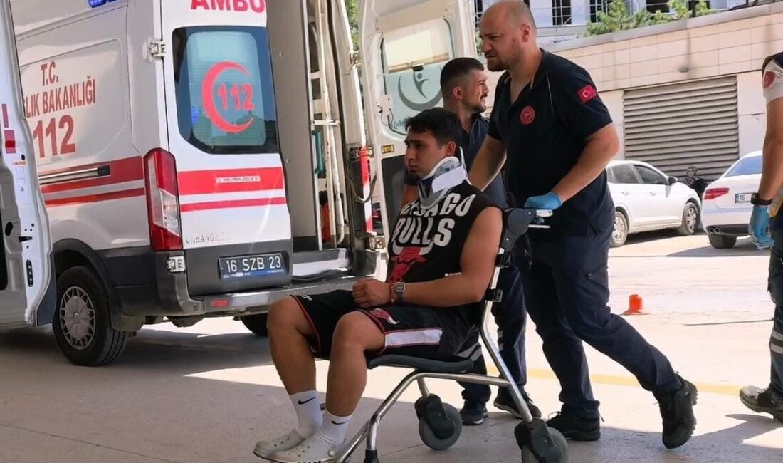 İnegöl ilçesinde meydana gelen bir trafik kazasında lastiği patlayan bir