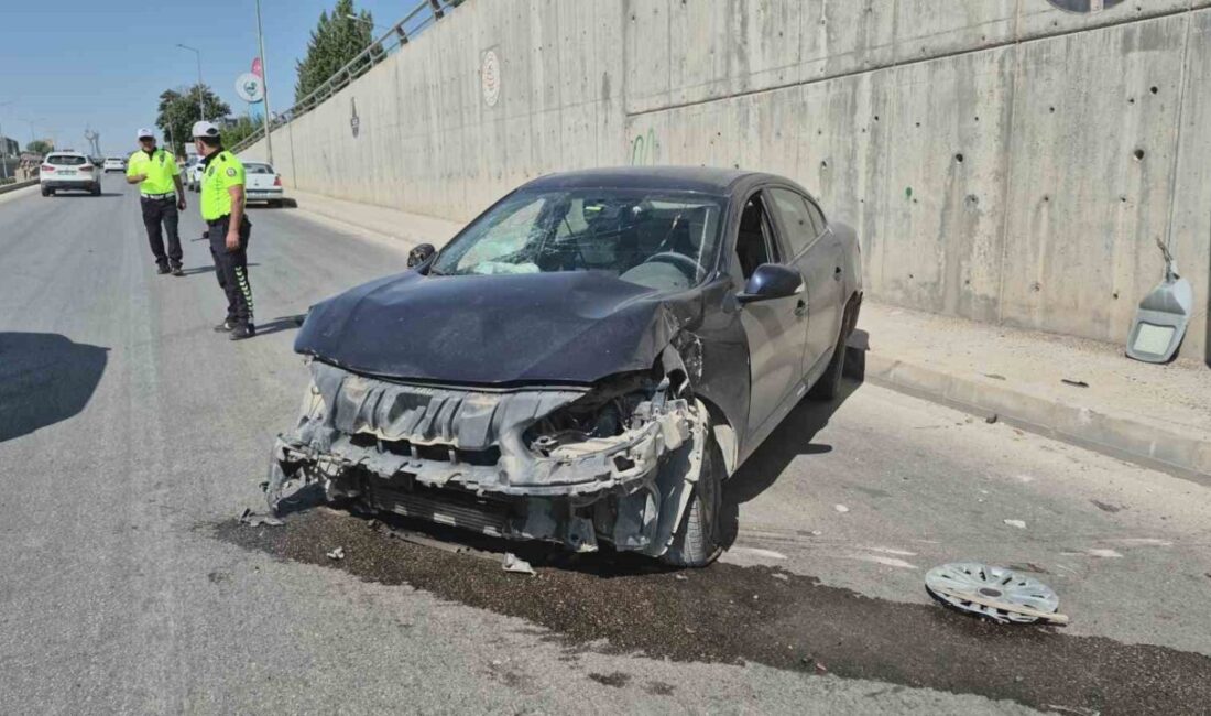 Adıyaman’da, bir otomobilin lastiği patladıktan sonra bariyerlere ve aydınlatma direğine
