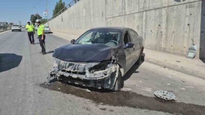 Adıyaman’da, bir otomobilin lastiği patladıktan sonra bariyerlere ve aydınlatma direğine