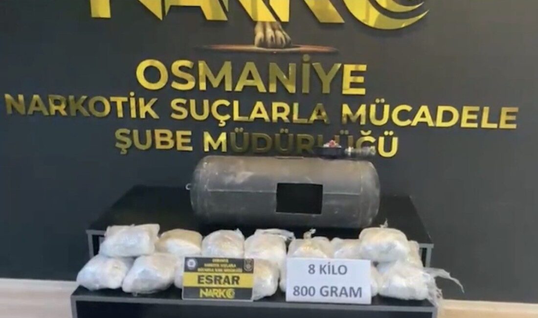 Osmaniye’de polis ekipleri tarafından durdurulan bir çekicinin üzerinde taşınan araçta