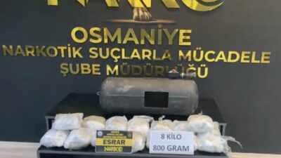 Osmaniye’de polis ekipleri tarafından durdurulan bir çekicinin üzerinde taşınan araçta