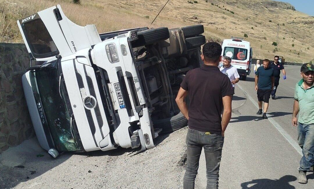 Akçadağ ilçesinde meydana gelen bir kaza sonucunda tır devrildi. Tır