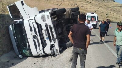 Akçadağ ilçesinde meydana gelen bir kaza sonucunda tır devrildi. Tır