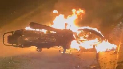 Doğanşehir ilçesinde seyir halindeyken aniden alev alan bir motosiklet, bölgeye