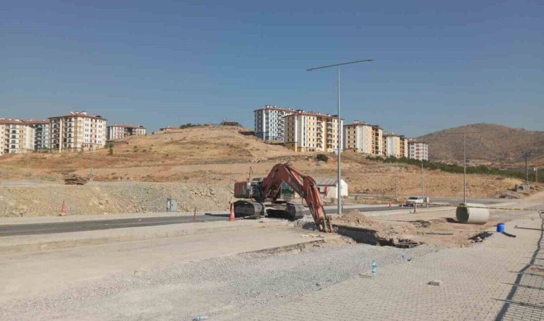 Malatya bölgesinde deprem sonrası yürütülen yol yapım çalışmaları sırasında bir