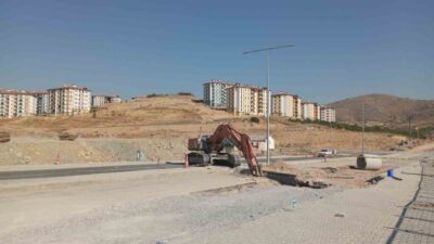 Malatya bölgesinde deprem sonrası yürütülen yol yapım çalışmaları sırasında bir