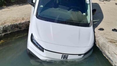 Manavgat ilçesinde, bir hafif ticari araç sulama kanalına düştü ancak