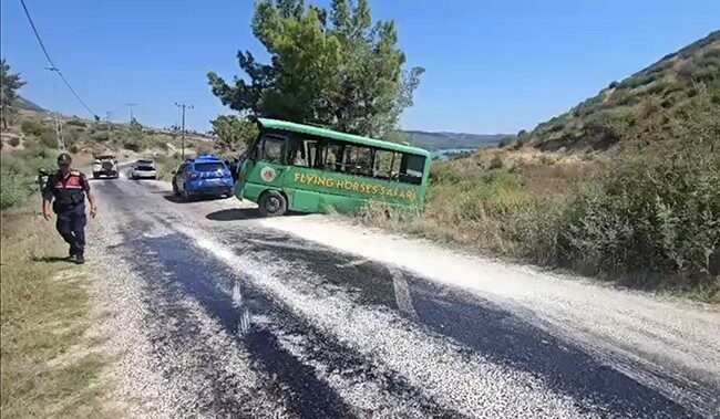 Manavgat ilçesinde turist taşıyan bir safari aracının kayması sonucu bir