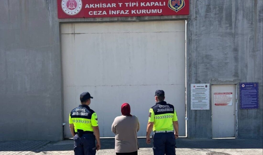 Manisa’nın Kırkağaç ilçesindeki otoyol gişelerinde jandarma ekipleri tarafından yapılan denetimler