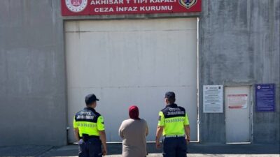 Manisa’nın Kırkağaç ilçesindeki otoyol gişelerinde jandarma ekipleri tarafından yapılan denetimler