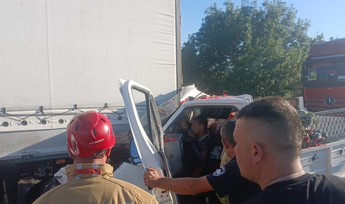Kula ilçesinde meydana gelen trafik kazasında bir kamyonet, tıra arkadan