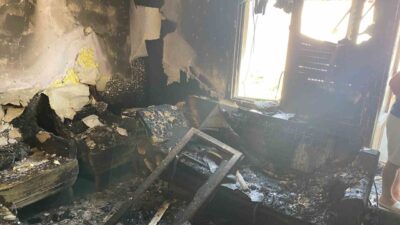 Salihli ilçesindeki 4 katlı bir apartmanın en üst katında çıkan