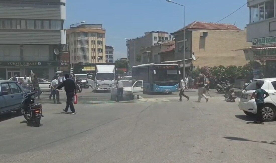 Manisa’nın Salihli ilçesinde seyir halindeyken alev alan bir otomobilde maddi