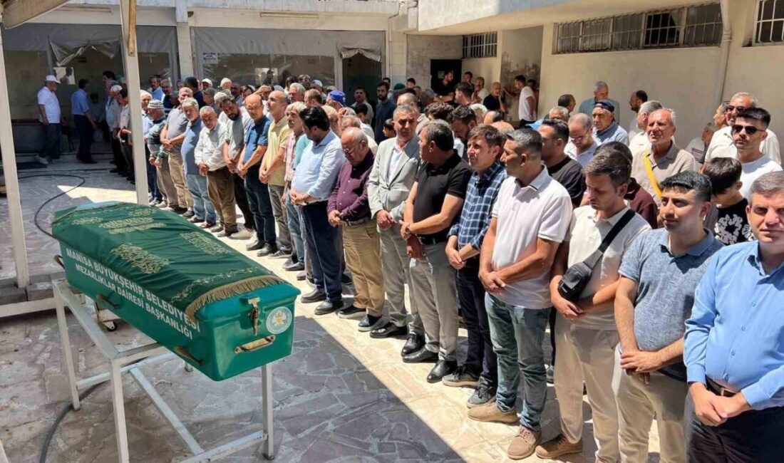Manisa’nın Şehzadeler ilçesinde özel bir halk minibüsü ile panelvanın çarpışması