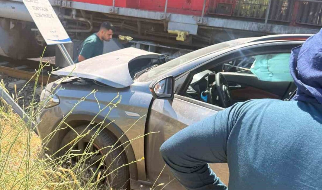Elazığ’da bir trenin otomobile çarptığı an, o sırada manzarayı kaydeden