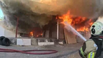 Diyarbakır’ın Kayapınar ilçesindeki bir marangoz atölyesinde çıkan yangına itfaiye erlerinin