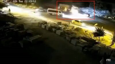 Mardin’de meydana gelen trafik kazasında 3 kişinin hayatını kaybettiği anlar,
