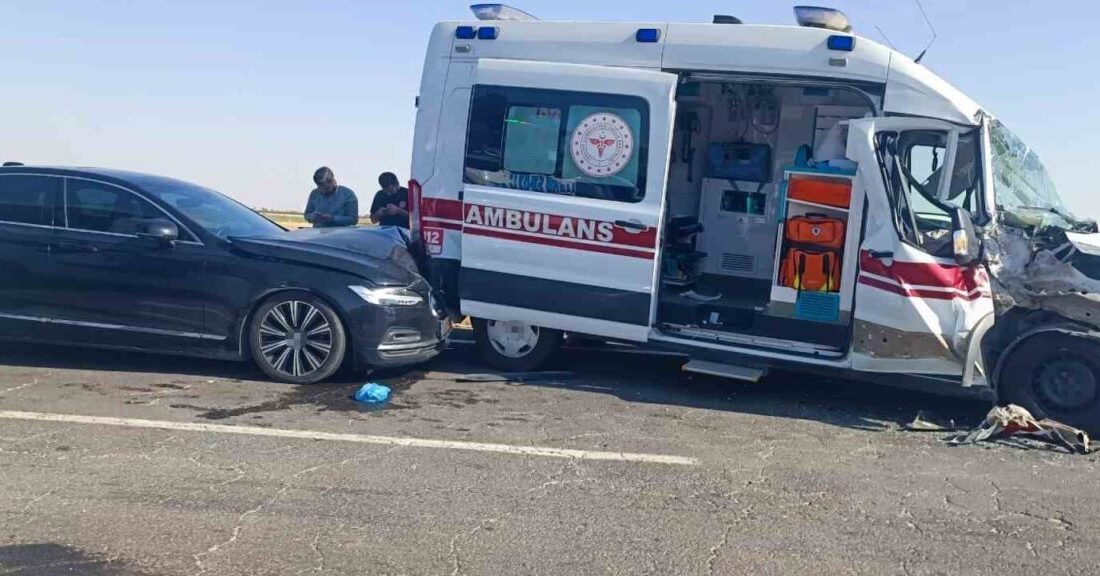 Mardin’in Nusaybin ilçesinde, hasta nakleden bir ambulansın bir tır ve