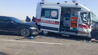 Mardin’in Nusaybin ilçesinde, hasta nakleden bir ambulansın bir tır ve