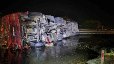 Nusaybin ilçesinde meydana gelen bir trafik kazasında bitkisel yağ taşıyan
