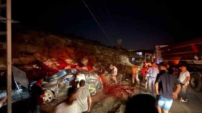 Mardin ilinde bir otomobil ile kamyonetin çarpışması sonucu 3 kişi